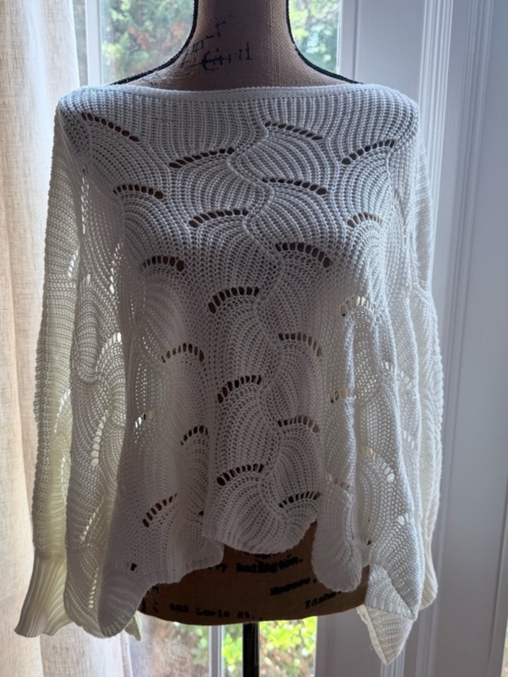 Moon & Madison cropped dolman scallop sweater size M